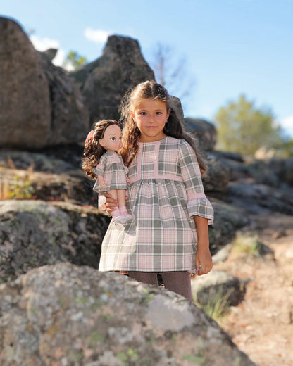 Pack para niñas a juego con sus muñecas, niña y muñeca vestidas igual con vestido de cuadros en tartán rosa y piedra. Elige tu muñeca gemela, tu vestido preferido + el mismo vestido para tu muñeca, tu talla y un accesorio en My little twin