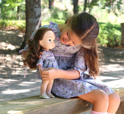 Pack de niña y muñeca iguales con el vestido Campobello de estampado floral en tonos malva de My little twin. Elige tu muñeca gemela, tu vestido preferido + el mismo vestido para tu muñeca, tu talla y un accesorio.