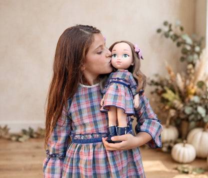 Pack de muñeca gemela igual que la niña y con el mismo vestido de cuadros igual para ambas al más puro estilo My little twin