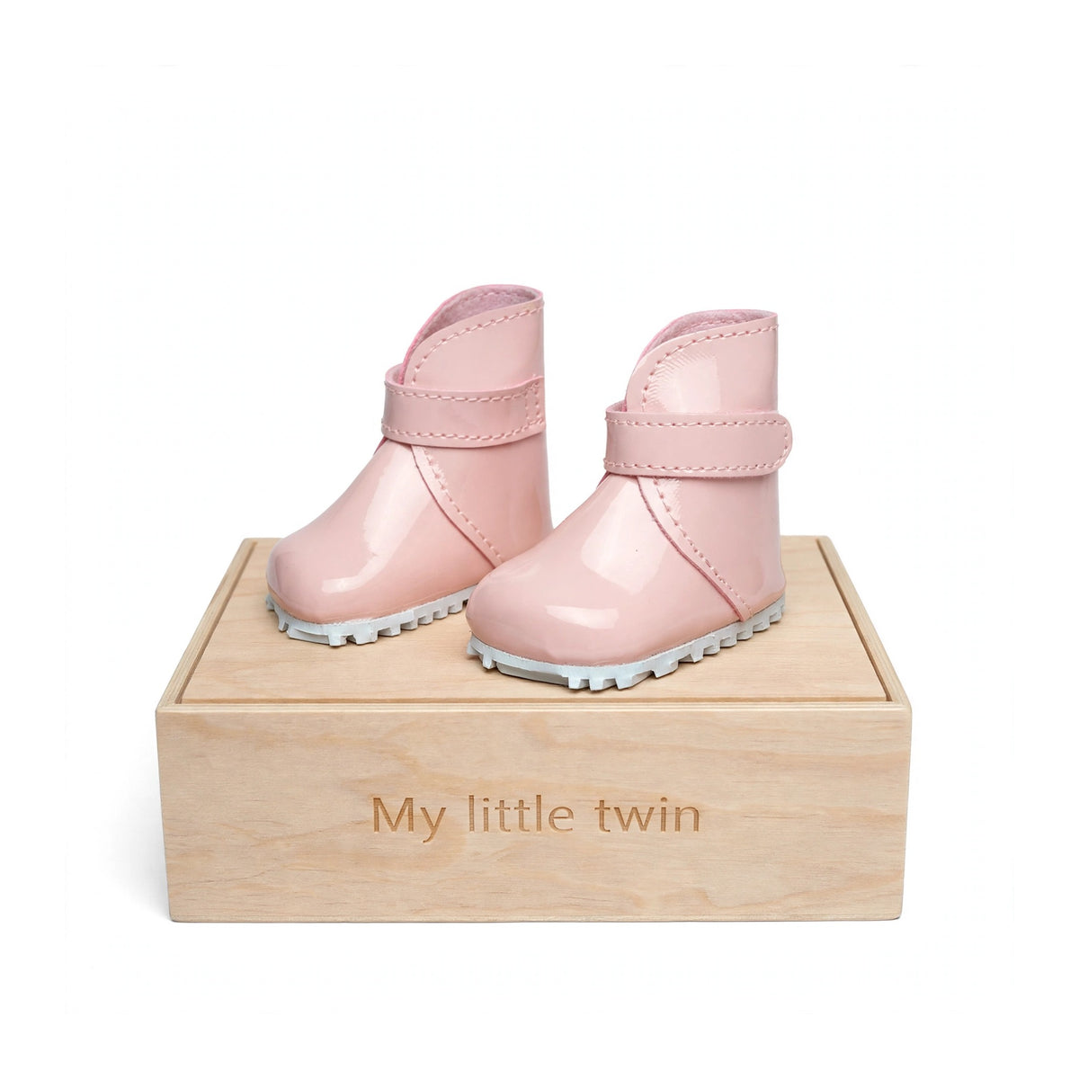 Bota tipo Katiuska de muñeca en color rosa charol, de la colección de My little twin