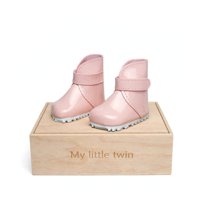 Bota tipo Katiuska de muñeca en color rosa charol, de la colección de My little twin