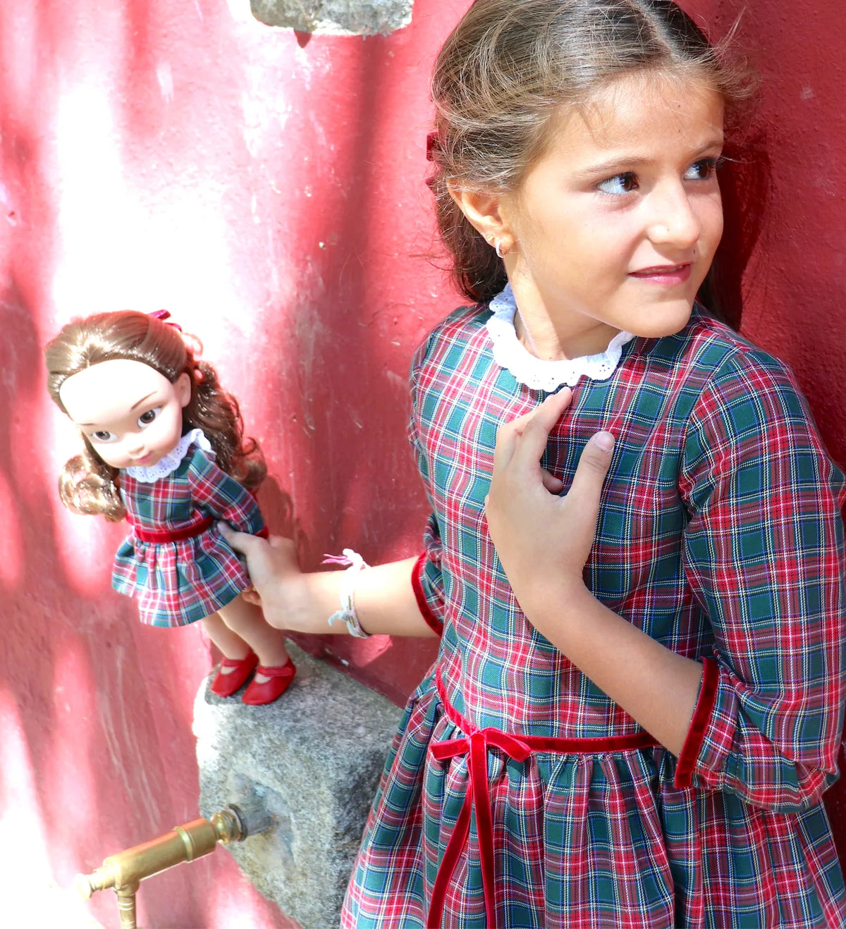 Vestido cuadros navideño Palermo cuello blonda blanca a juego muñeca - niña con muñeca igual vestida - lazo terciopelo granate