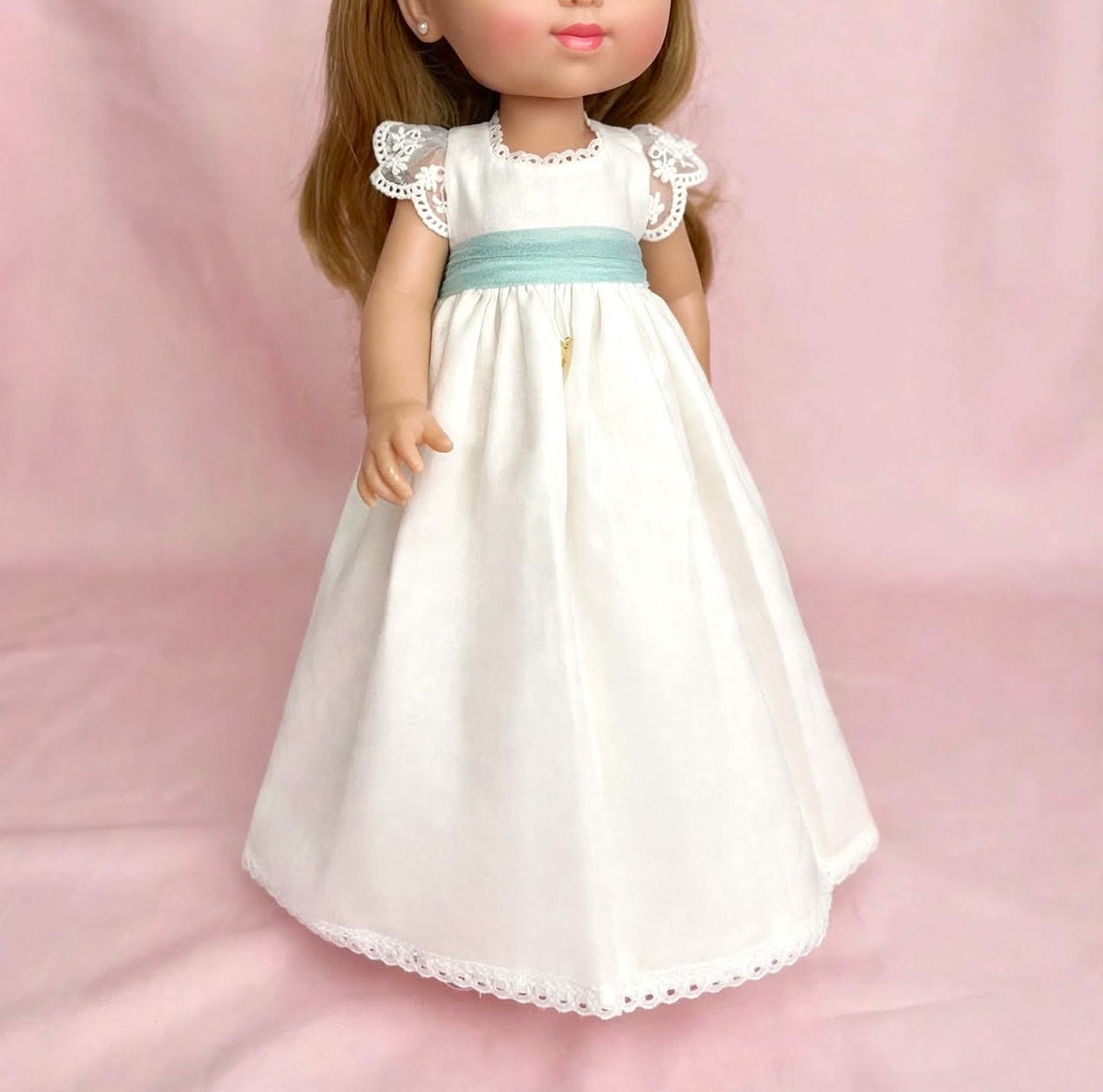 Vestido Astrid de lino de comunión para muñeca personalizada My little twin y mangas cortas de encaje, puedes personalizar el fajín, las flores, el color de zapatos y todo lo necesario para que vaya igual que la niña. 