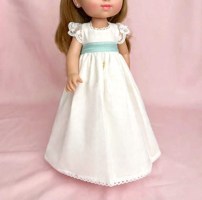 Vestido Astrid de lino de comunión para muñeca personalizada My little twin y mangas cortas de encaje, puedes personalizar el fajín, las flores, el color de zapatos y todo lo necesario para que vaya igual que la niña. 