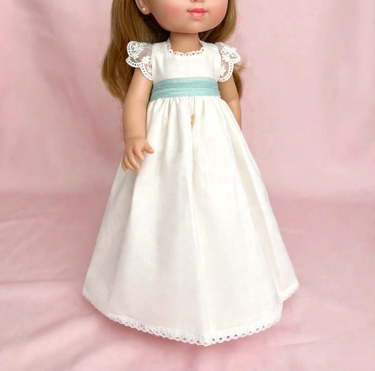 Vestido Astrid de lino de comunión para muñeca personalizada My little twin y mangas cortas de encaje, puedes personalizar el fajín, las flores, el color de zapatos y todo lo necesario para que vaya igual que la niña. 
