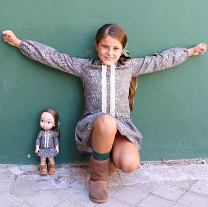 Niñas a juego con sus muñecas, niña y muñeca vestidas igual con vestido flores  verdes y botones de madera. Elige tu muñeca gemela, tu vestido preferido, tu talla y un accesorio en My little twin