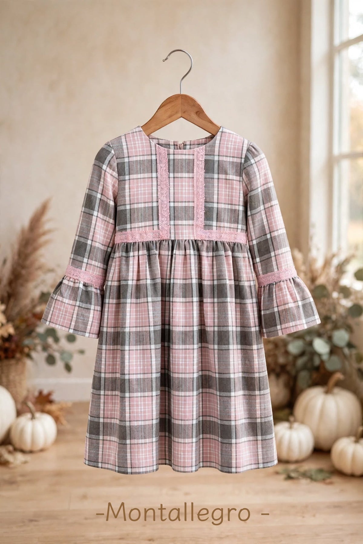 Vestido de cuadros en tartán rosa y piedra con detalles bordados en cintas de algodón en el escote. Disponible igual a juego para la muñeca My little twin. Tallas de 3 a 11 años
