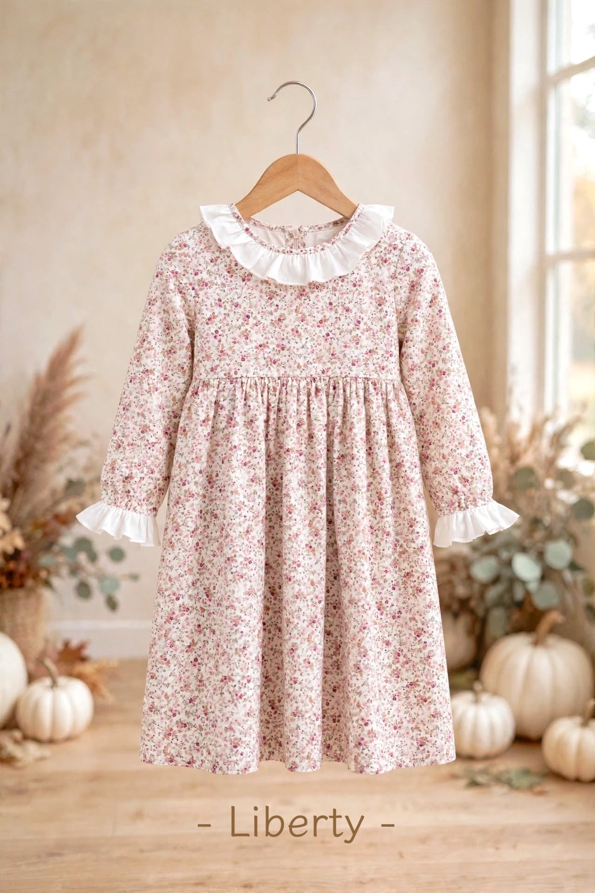 Vestido para niña con estampado floral en tonos rosa palo y toque de blanco, con precioso escote de  volante y cinturón atrás. Disponible también a juego para su muñeca a juego en My little twin.
