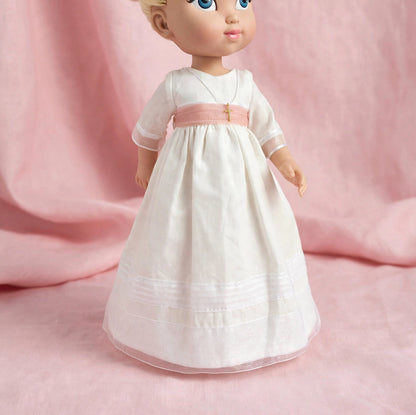 Vestido de comunión Marieta para muñeca personalizada de My little twin, en lino y detalles de organza.