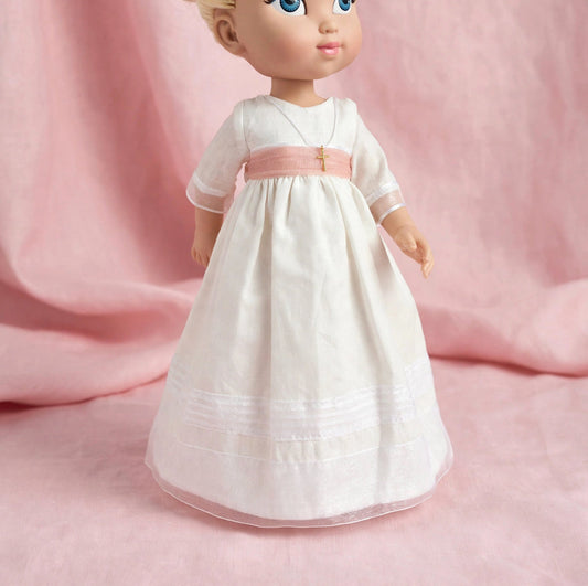 Vestido de comunión Marieta para muñeca personalizada de My little twin, en lino y detalles de organza.