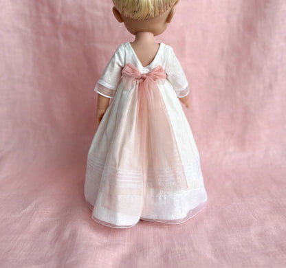 Vista espalda del vestido de comunión Marieta para muñeca personalizada de My little twin, en lino y detalles de organza.