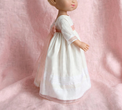Vista lateral del vestido de comunión Marieta para muñeca personalizada de My little twin, en lino y detalles de organza.