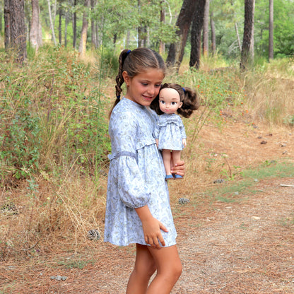 Niñas a juego con sus muñecas, niña y muñeca vestidas igual con vestido flores y cintas de terciopelo gris. Elige tu muñeca gemela, tu vestido preferido, tu talla y un accesorio en My little twin