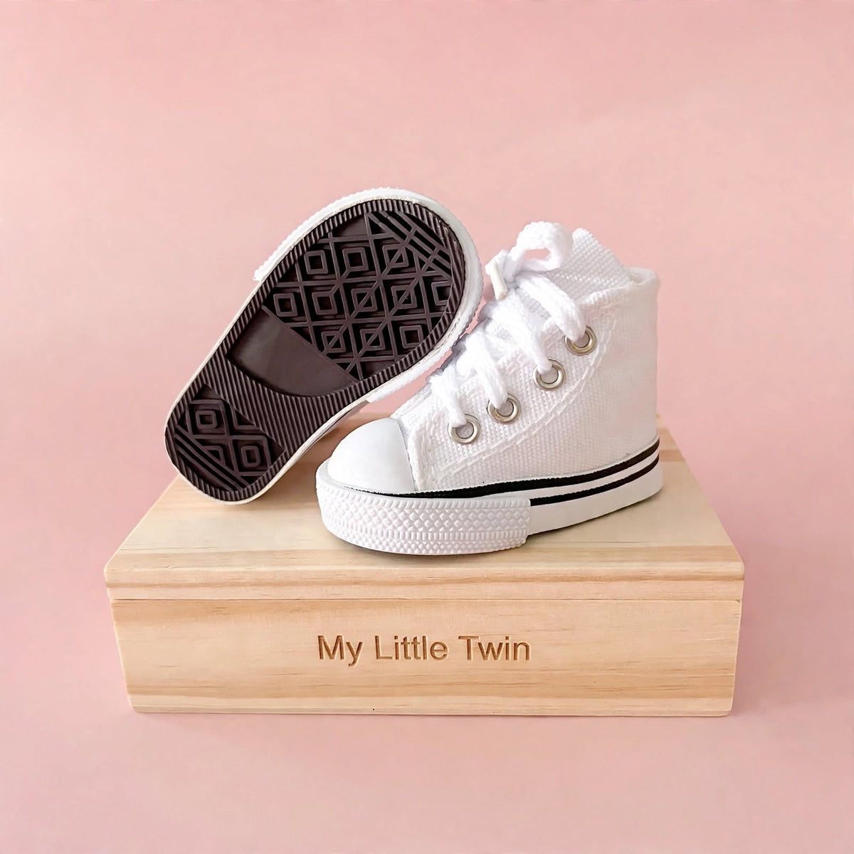 Zapatillas deportivas blancas con cordones tipo Converse para muñeca My little twin con suela de goma. Disponible en 6 colores.