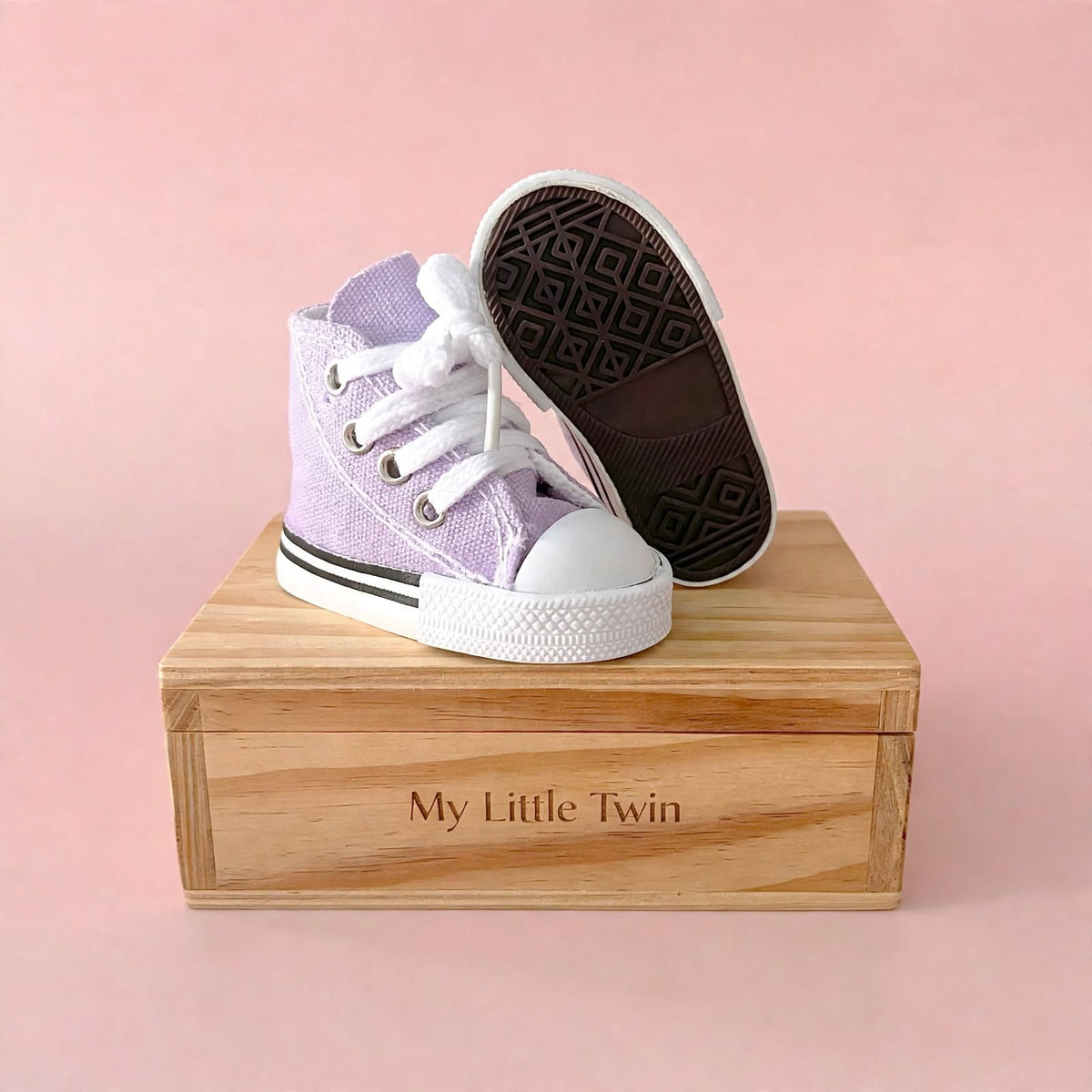 Zapatillas deportivas malva con cordones tipo Converse para muñeca My little twin con suela de goma. Disponible en 6 colores.