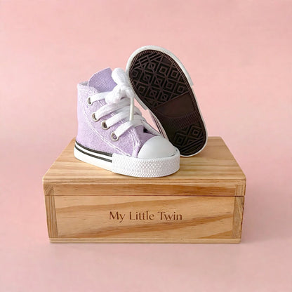 Zapatillas deportivas malva con cordones tipo Converse para muñeca My little twin con suela de goma. Disponible en 6 colores.