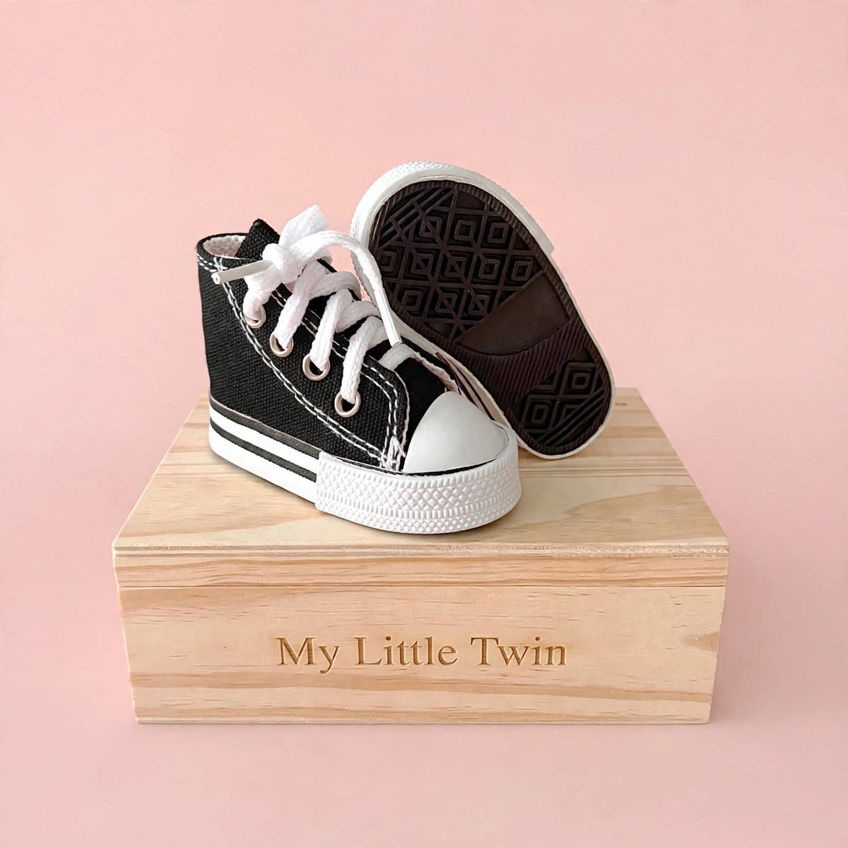 Zapatillas deportivas negras con cordones tipo Converse para muñeca My little twin con suela de goma. Disponible en 6 colores.