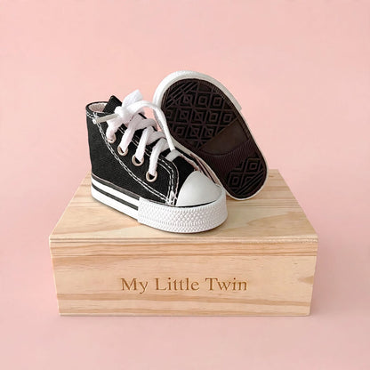 Zapatillas deportivas negras con cordones tipo Converse para muñeca My little twin con suela de goma. Disponible en 6 colores.