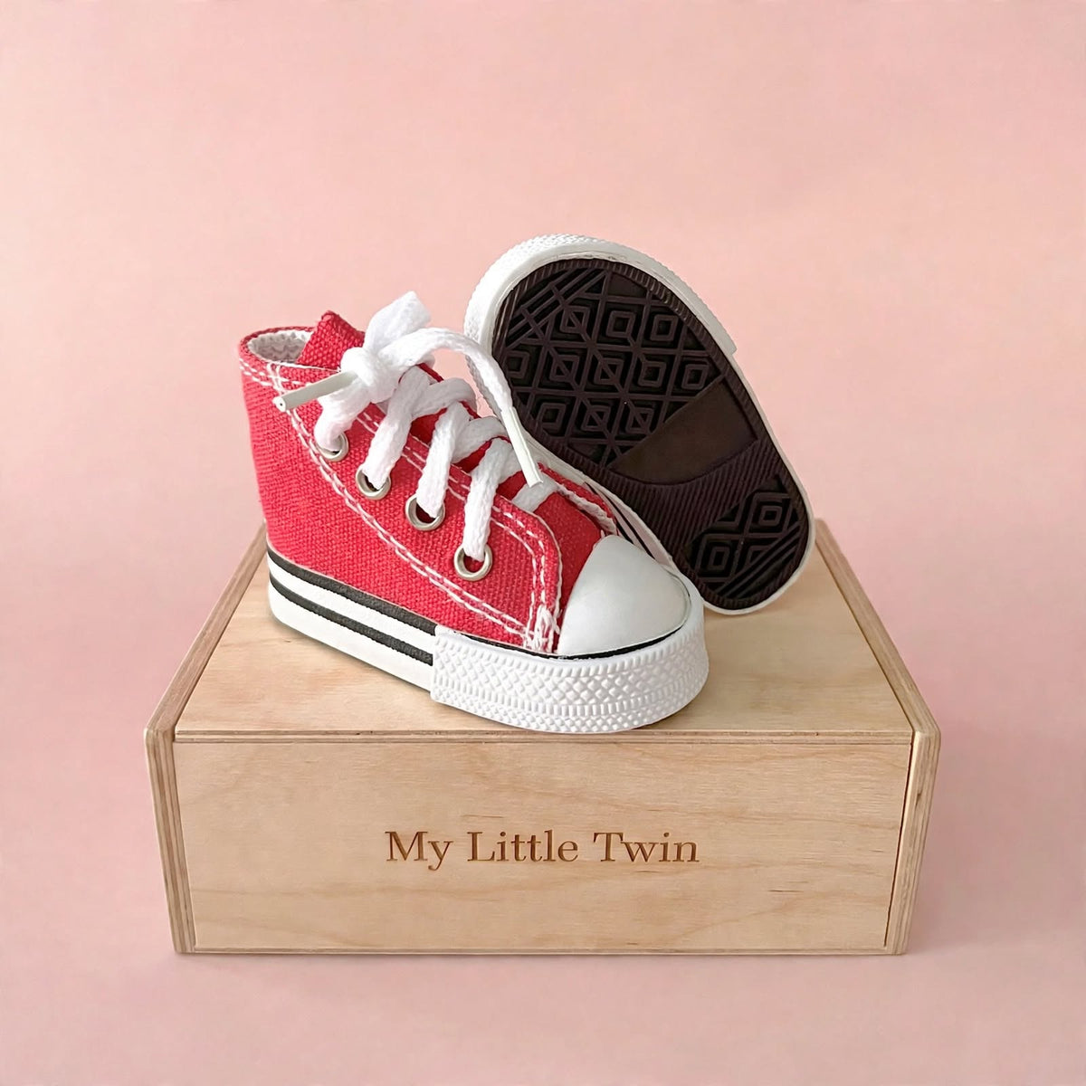 Zapatillas deportivas rojas con cordones tipo Converse para muñeca My little twin con suela de goma. Disponible en 6 colores.