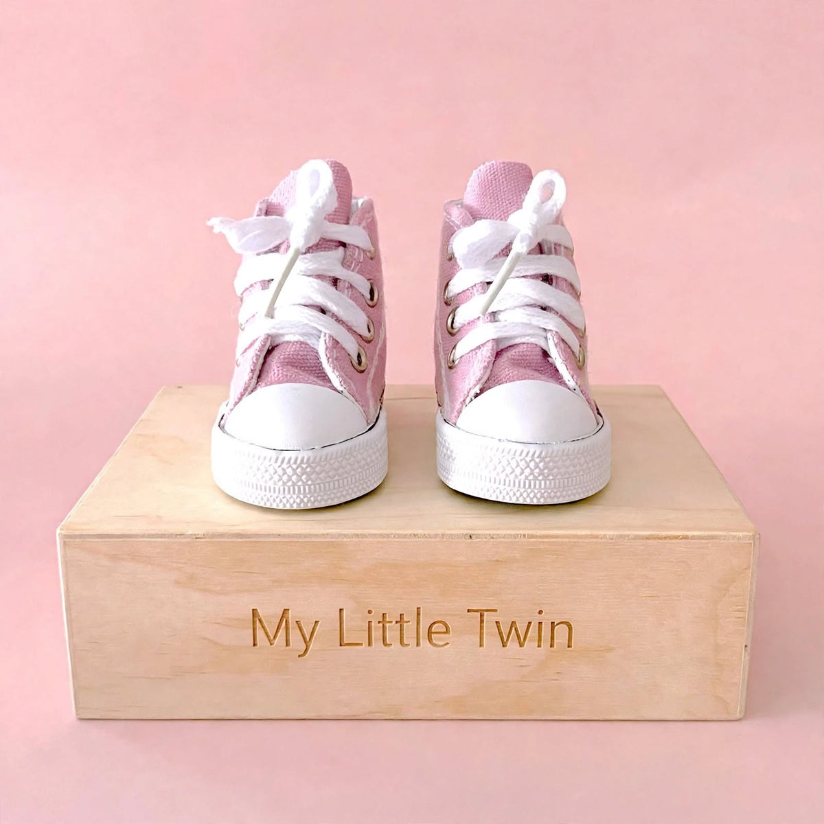 Zapatillas deportivas rosas con cordones tipo Converse para muñeca My little twin con suela de goma. Disponible en 6 colores.